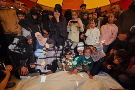 فلسطينيون يشيعون جثامين 13 شهيداً