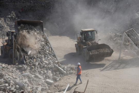 غزة: تحويل أنقاض الحرب إلى مواد لرصف الطرق ضمن مشروع أممي لإعادة الإعمار