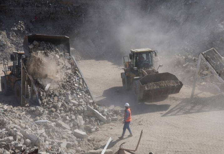 برنامج الأمم المتحدة الإنمائي يبدأ إعادة تدوير الركام لإصلاح البنية التحتية وسط تحديات ضخمة ومخاطر ميدانية