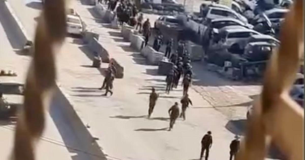 قوات الاحتلال تطلق النار على شاب في قلنديا وتعتقل موظفًا من الأوقاف الإسلامية وسط انتشار أمني مكثف