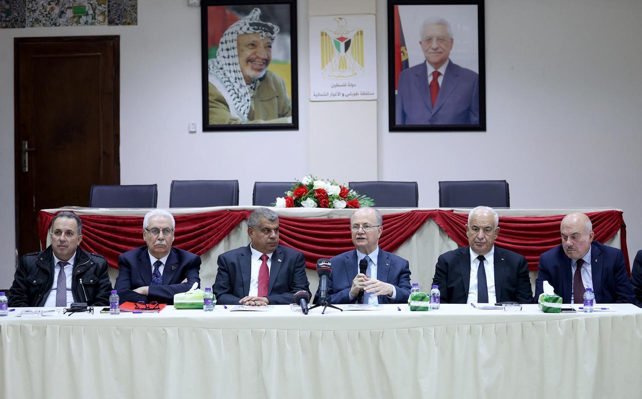 مصطفى يتفقد مشاريع البنية التحتية والزراعة والطاقة والصحة والتعليم ويشيد بصمود الأهالي في مواجهة مخططات الضم والاستيطان