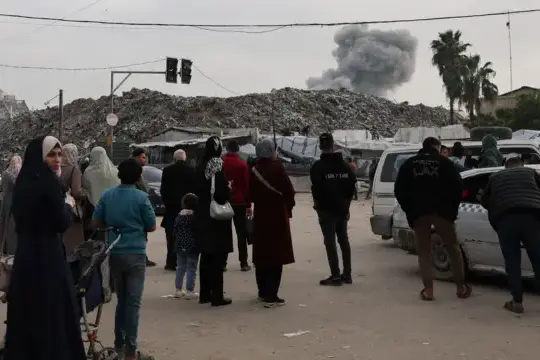 قصف إسرائيلي يستهدف غزة ونسف منازل شرق حي الزيتون