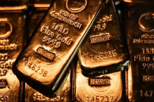 الذهب يستقر قرب 4400 دولار مع تراجع رهانات رفع الفائدة الأميركية