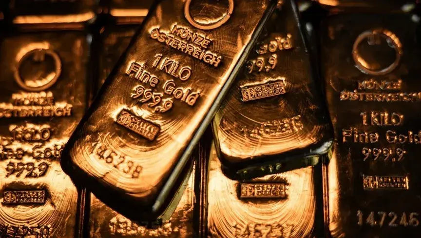 ضعف الدولار وتجدد طلب المستثمرين والبنوك المركزية يدعمان المعدن النفيس رغم استمرار مخاطر التشديد النقدي والتوترات الجيوسياسية