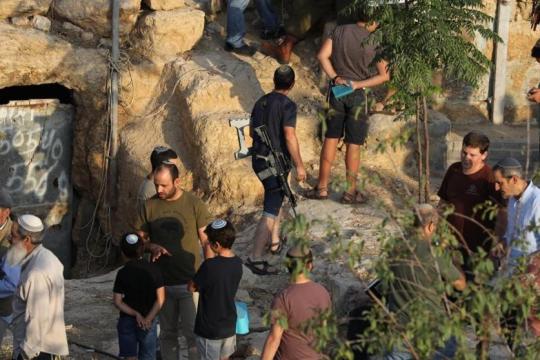 مستوطنون يدمرون خط الكهرباء الرئيسي في قرية المنية جنوب شرق بيت لحم
