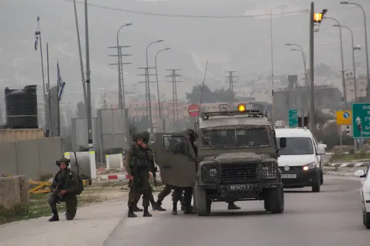 الاحتلال يواصل حصار أحياء الخليل لليوم الثامن.. وإصابة 5 فلسطينيين باعتداء للمستوطنين في تل الرميدة