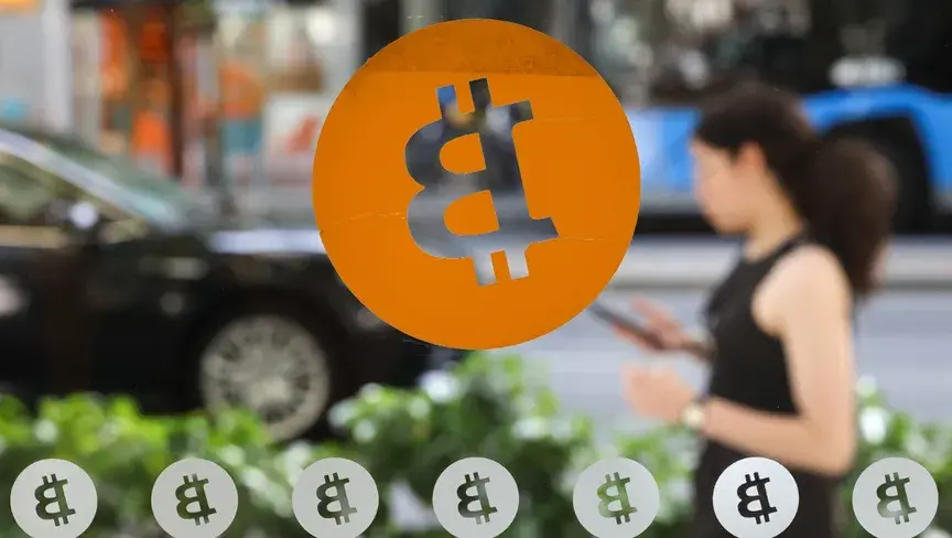 «بتكوين» لا تزال دون ذروتها التاريخية بأكثر من 30%، وتراجع الرافعة المالية يعيد تشكيل السوق وسط انتقال المضاربات إلى الأسهم والسلع.