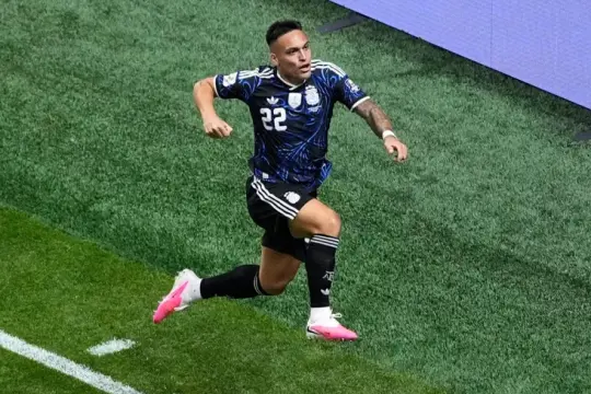 برشلونة يضع لاوتارو مارتينيز بديلاً لخوليان ألفاريز