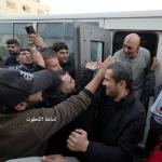 إسرائيل تفرج عن 12 أسيرًا فلسطينيًا بينهم سيدة ويصلون إلى مستشفى شهداء الأقصى