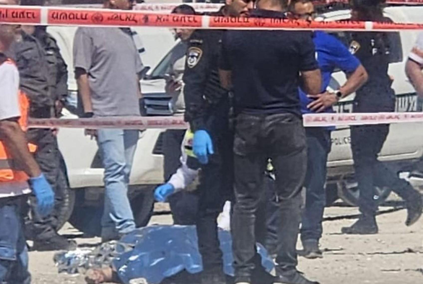 شرطة الاحتلال أطلقت النار على الشاب في مدينة اللد بعد ادعائها محاولته طعن إحدى عناصرها، وسط تضارب بشأن تفاصيل الحادثة.