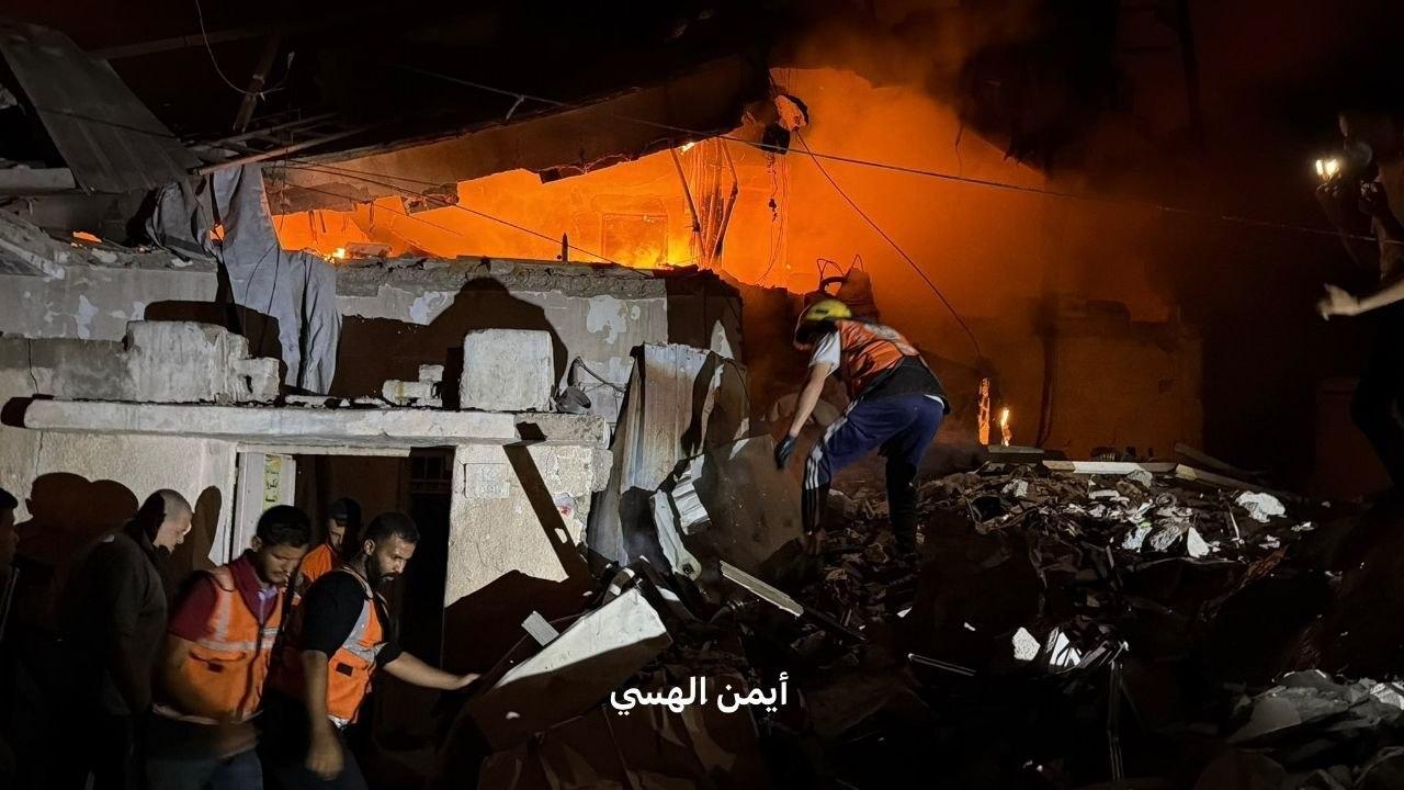 طواقم الدفاع المدني انتشلت جثامين أم وأطفالها الأربعة بعد استهداف منزل لعائلة المصري، وسط استمرار القصف والتوغل في عدة مناطق بالقطاع.