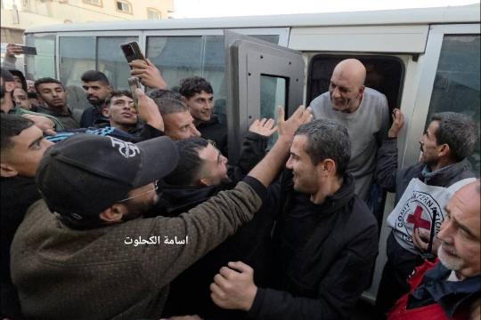 إسرائيل تفرج عن 12 أسيرًا فلسطينيًا بينهم سيدة ويصلون إلى مستشفى شهداء الأقصى