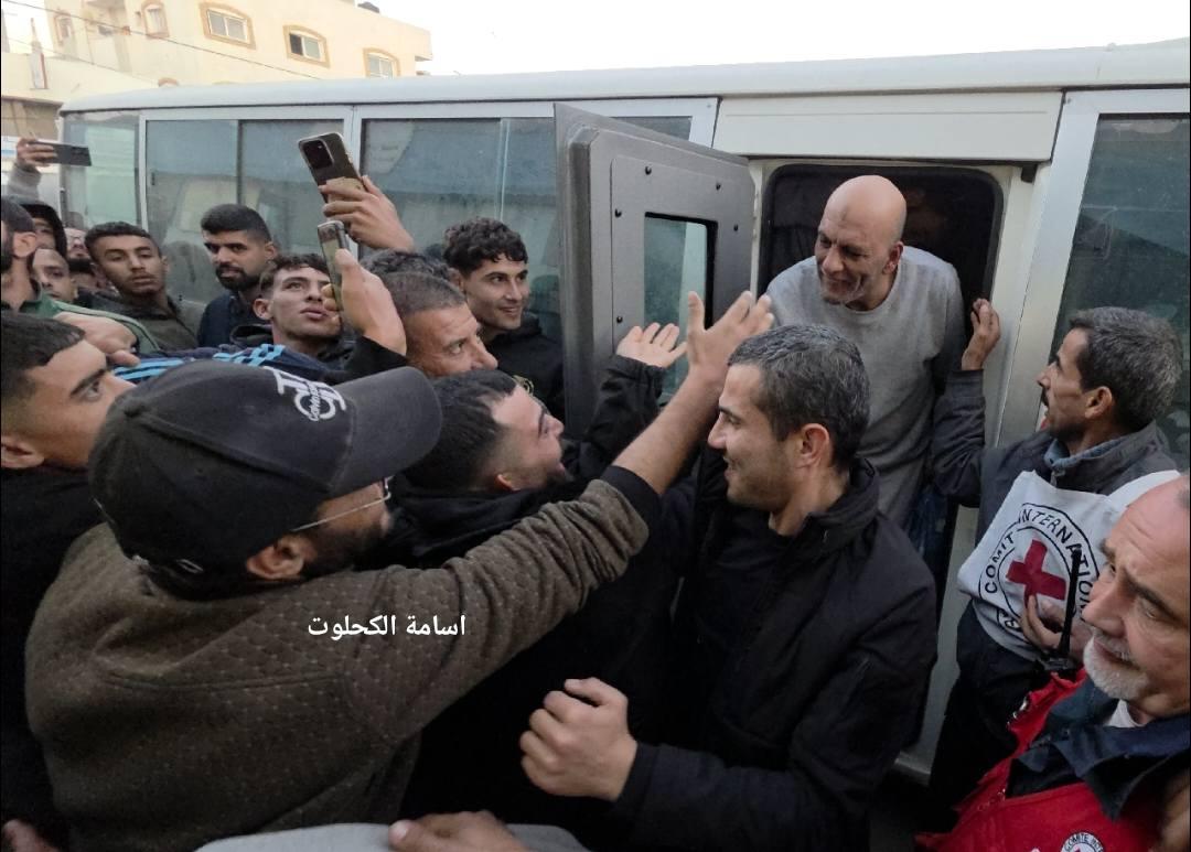 إسرائيل تفرج عن 12 أسيرًا فلسطينيًا بينهم سيدة ويصلون إلى مستشفى شهداء الأقصى