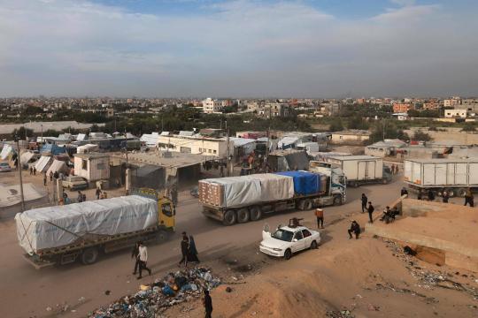الجيش الإسرائيلي يدفع لتقليص المساعدات إلى غزة وسط اتهامات لحماس بالاستفادة منها