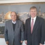 الحسيني يبحث مع القنصل البريطاني تطورات الأوضاع في القدس