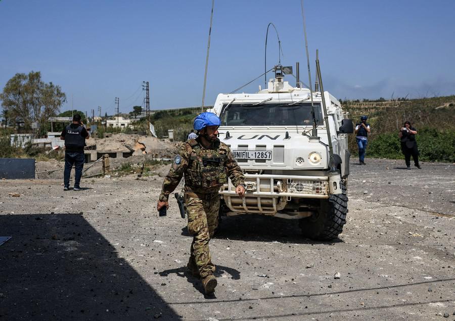 فرنسا تتهم حزب الله بالمسؤولية والحزب ينفي.. وتزايد الدعوات لحماية قوات حفظ السلام بعد الحادث في الغندورية