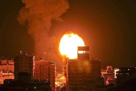 قصف إسرائيلي يستهدف مبنى سكنيًا وخيام نازحين في غرب غزة