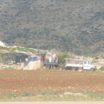 ست عائلات فلسطينية تفكك مساكنها في قرية العقبة بطوباس بسبب اعتداءات الاحتلال والمستوطنين