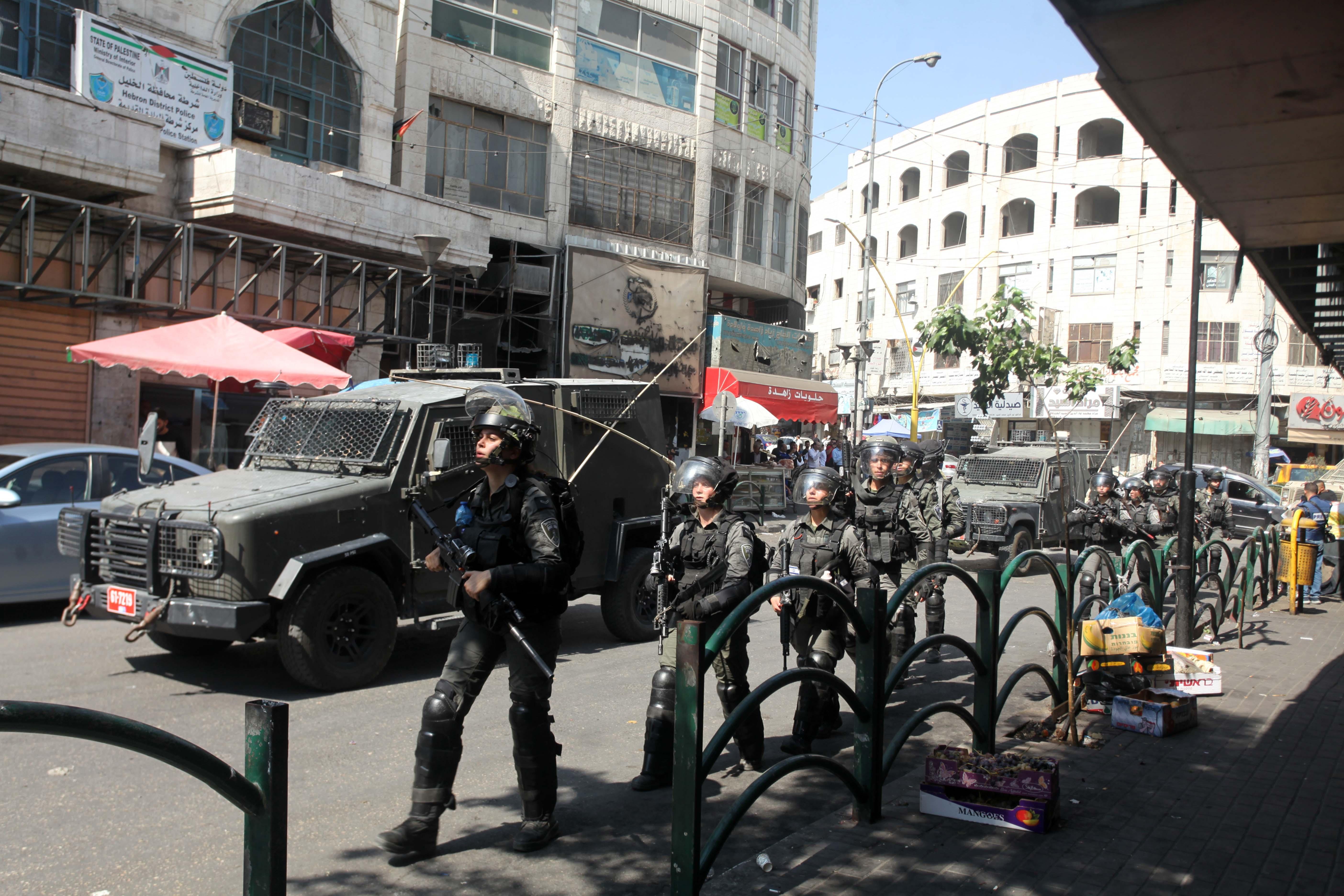 الاحتلال الإسرائيلي يغلق باب الزاوية و"شارع بئر السبع" لتأمين اقتحام مستوطنين في الخليل