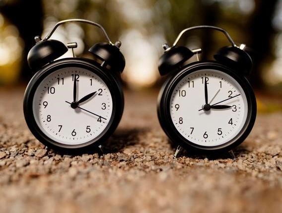 تقديم عقارب الساعة 60 دقيقة ابتداءً من الساعة الثانية فجراً