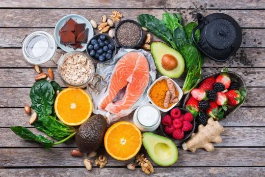 8 أطعمة تعزّز مزاجك يومياً وتدعم صحتك النفسية