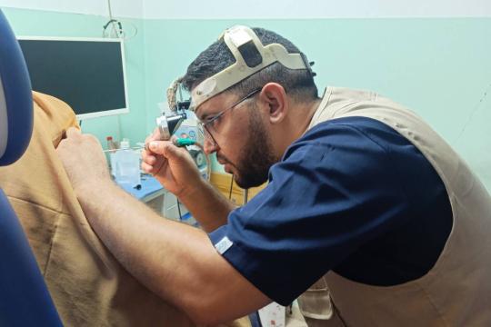 جراح مغربي: غزة تعاني نقصاً مروعاً بالمعدات الطبية.. ومساعدتها "فرض عين" على كل طبيب