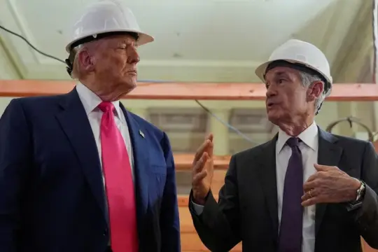 البنك الاحتياطي الفيدرالي يحافظ على أسعار الفائدة عند 3.50–3.75% وسط نمو اقتصادي قوي