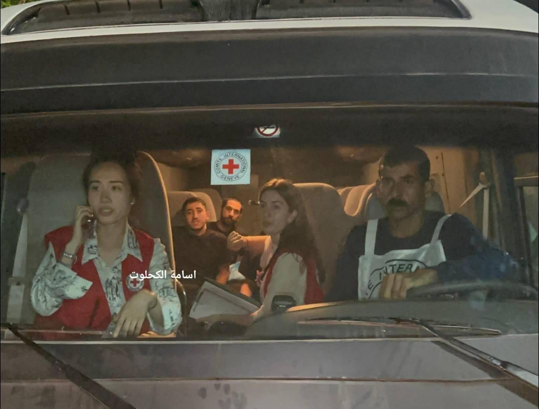 مكتب أسرى حماس يؤكد نقل المفرج عنهم عبر الصليب الأحمر إلى مستشفى شهداء الأقصى في دير البلح