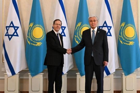 هرتسوغ: نعتزم تسيير رحلات جوية مباشرة إلى كازاخستان