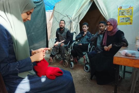 إكرام أبو حصيرة.. شابة غزية تعمل في “صناعة الصوف” لإعالة 3 من أشقائها المعاقين حركياً