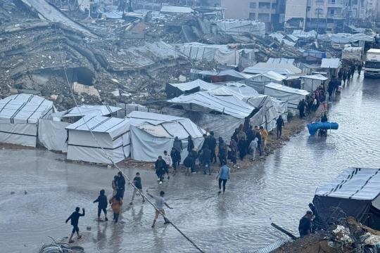 غرق عشرات خيام النازحين في خان يونس جراء الأمطار الغزيرة