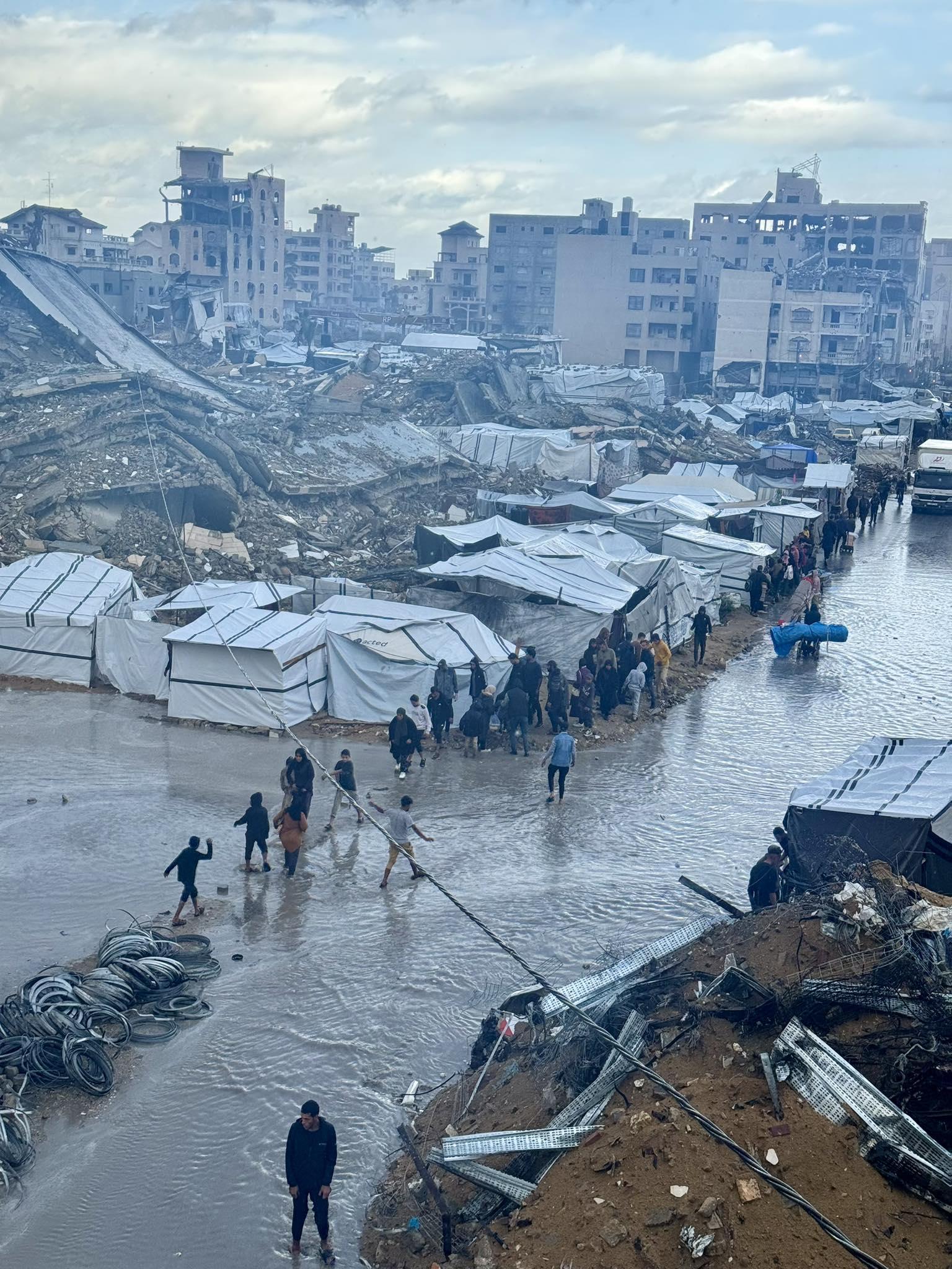 أمطار غزيرة تزيد معاناة مئات الآلاف من الأسر النازحة بعد تدمير منازلهم في العدوان الإسرائيلي