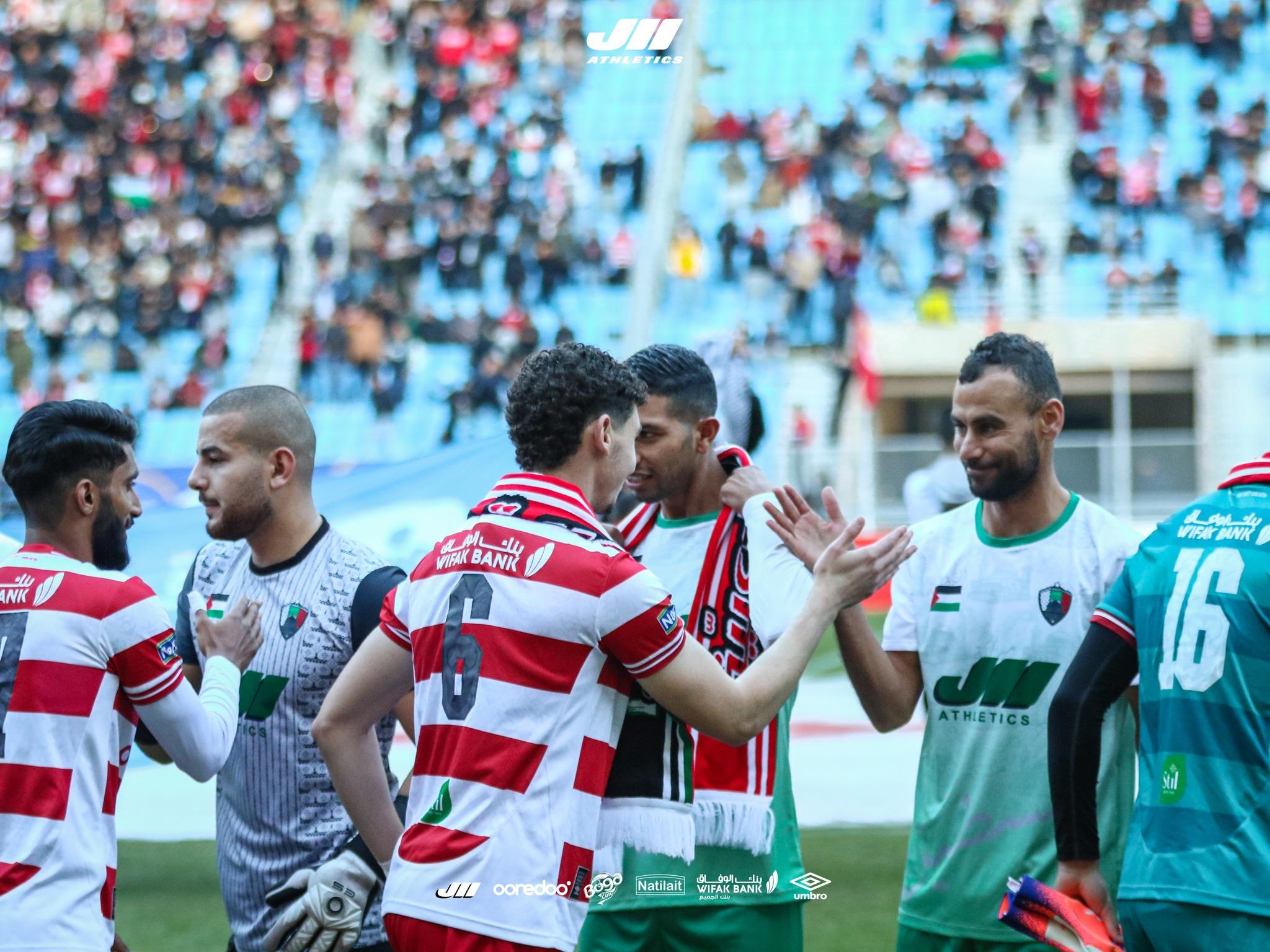 جماهير ترفع أعلام فلسطين وتونس والسفير الفلسطيني يحضر إلى جانب وفود عربية في مباراة ودية مميزة