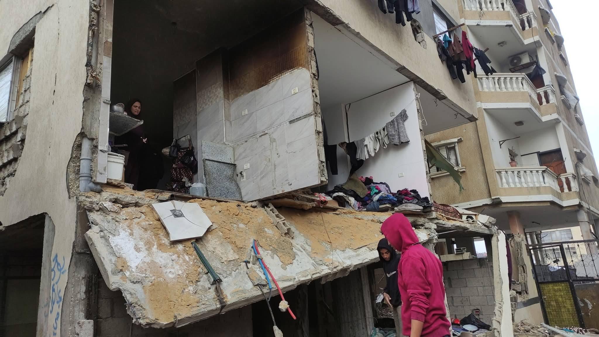 المباني كانت تؤوي نازحين والدفاع المدني يحذر من مخاطر تضرر الأبنية الآيلة للسقوط