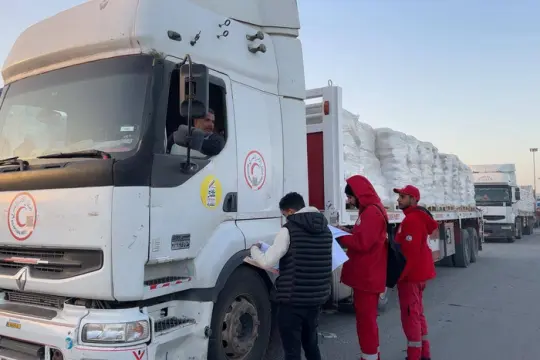 الهلال الأحمر المصري يطلق القافلة 147 إلى غزة محملة بمساعدات عاجلة