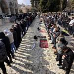 عشرات الآلاف يؤدون صلاة الجمعة في الأقصى رغم البرد وإجراءات الاحتلال المشددة