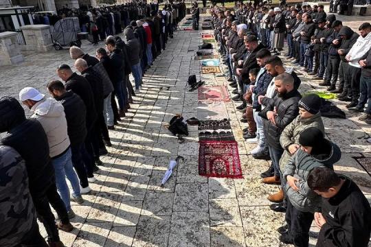 عشرات الآلاف يؤدون صلاة الجمعة في الأقصى رغم البرد وإجراءات الاحتلال المشددة