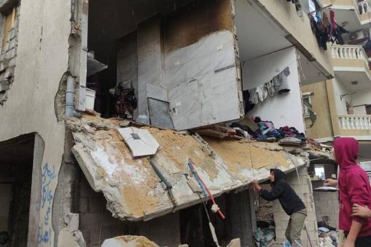 وفاة مواطن في مخيم الشاطئ إثر انهيار جدار منزله المتضرر بفعل الأمطار الغزيرة