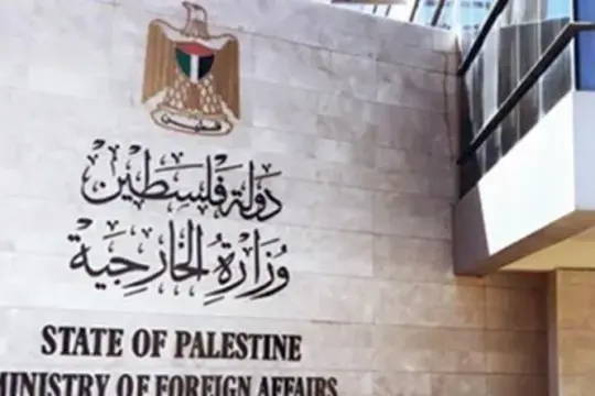 الخارجية الفلسطينية تدين اقتحام إسرائيل لمقر الأونروا في الشيخ جراح ورفع علم الاحتلال