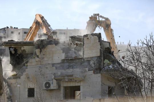 الاحتلال يجبر شقيقين في بلدة الطور بالقدس على هدم بنايتهما السكنية ذاتيًا