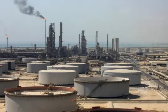 أسعار النفط تعاود الارتفاع بعد هبوط حاد وسط غموض المفاوضات الأميركية-الإيرانية