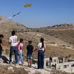 طائرات ورقية ورسائل صمود.. أطفال بورين يواجهون الاستيطان في سماء نابلس
