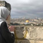 الاحتلال الإسرائيلي يبعد أسيراً محرراً عن المسجد الأقصى ويفرج عن زوجين مقدسيين