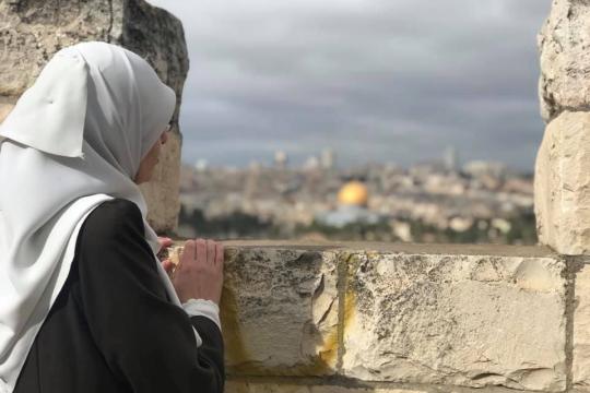 الاحتلال الإسرائيلي يبعد أسيراً محرراً عن المسجد الأقصى ويفرج عن زوجين مقدسيين