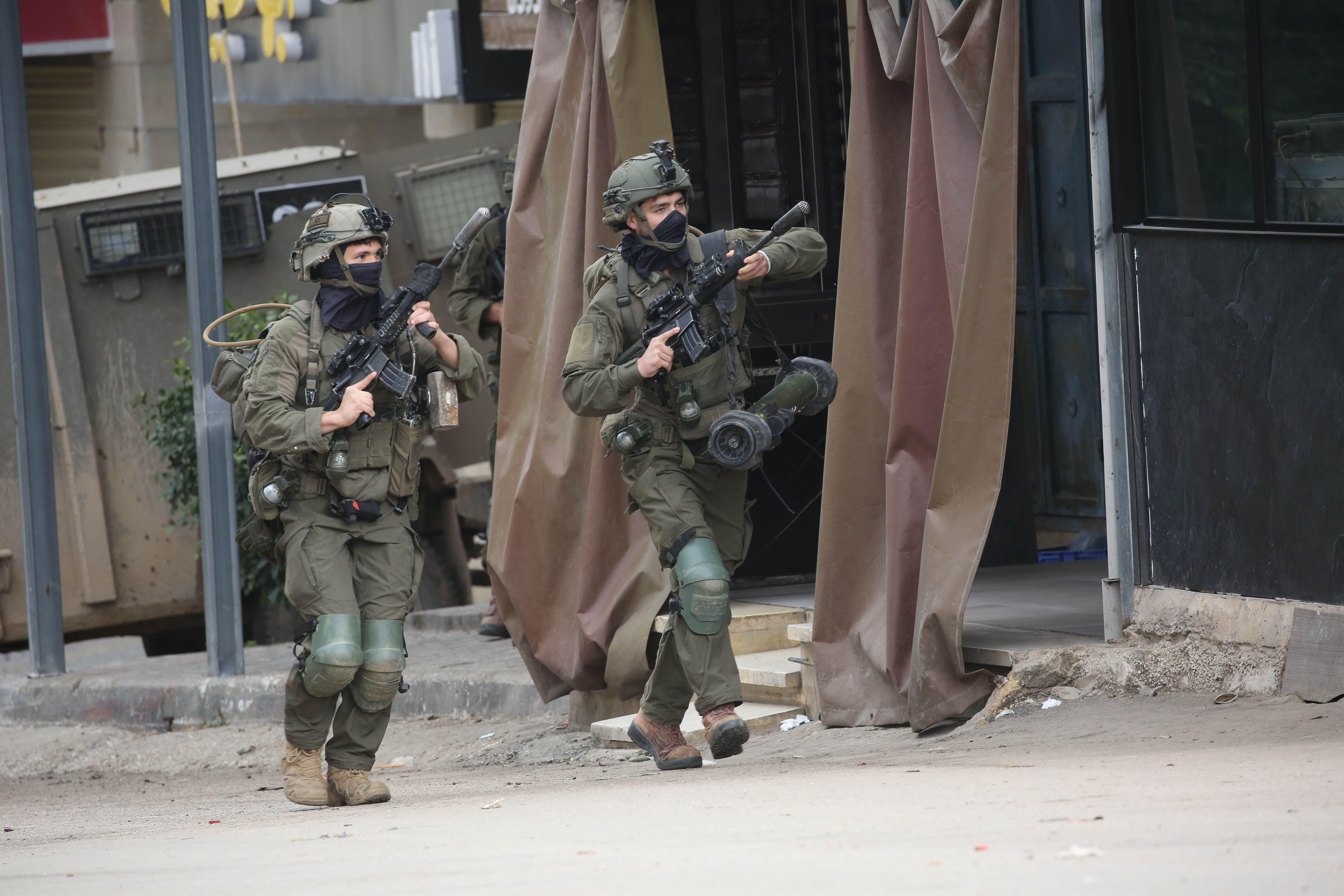 قوات الاحتلال تنفذ حملة مداهمات واعتقالات في عدة محافظات، فيما صعّد المستوطنون اعتداءاتهم بإتلاف ممتلكات وإغلاق طرق واستهداف البنية التحتية.