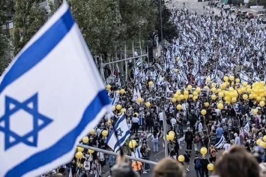 يساريون إسرائيليون يتظاهرون ضد اعتداءات المستوطنين أمام مقر حزب "الصهيونية الدينية"