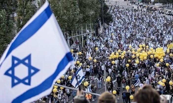 يساريون إسرائيليون يتظاهرون ضد اعتداءات المستوطنين أمام مقر حزب "الصهيونية الدينية"