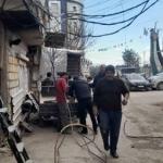 أهالي مخيم السيدة زينب في دمشق يصلحون كبل كهرباء معطلاً بمبادرة تطوعية