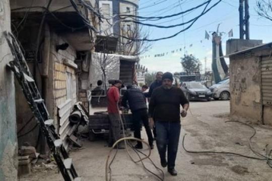 أهالي مخيم السيدة زينب في دمشق يصلحون كبل كهرباء معطلاً بمبادرة تطوعية