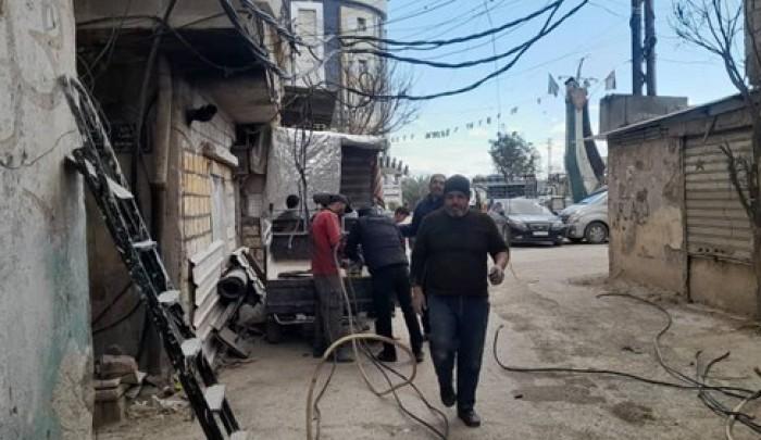 أهالي مخيم السيدة زينب في دمشق يصلحون كبل كهرباء معطلاً بمبادرة تطوعية